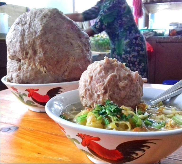 Yakin Kamu Bisa Habiskan Ini 5 Warung Bakso Raksasa Terpopuler Di