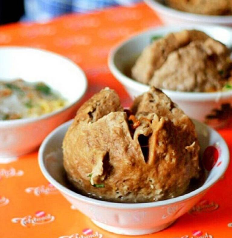 Yakin Kamu Bisa Habiskan Ini 5 Warung Bakso Raksasa Terpopuler Di